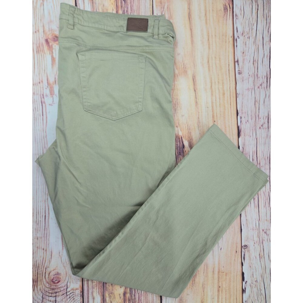 Men's Classic Chino Pants in Light Olive - Versatile Everyday Style